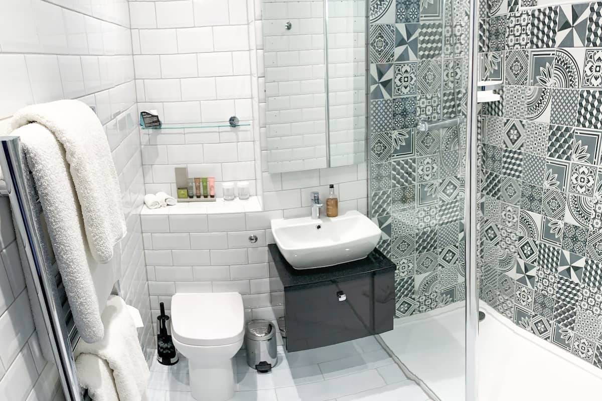 superior room, 1 king bed, non smoking | bathroom | combined shower/bathtub, deep-soaking bathtub, free toiletries