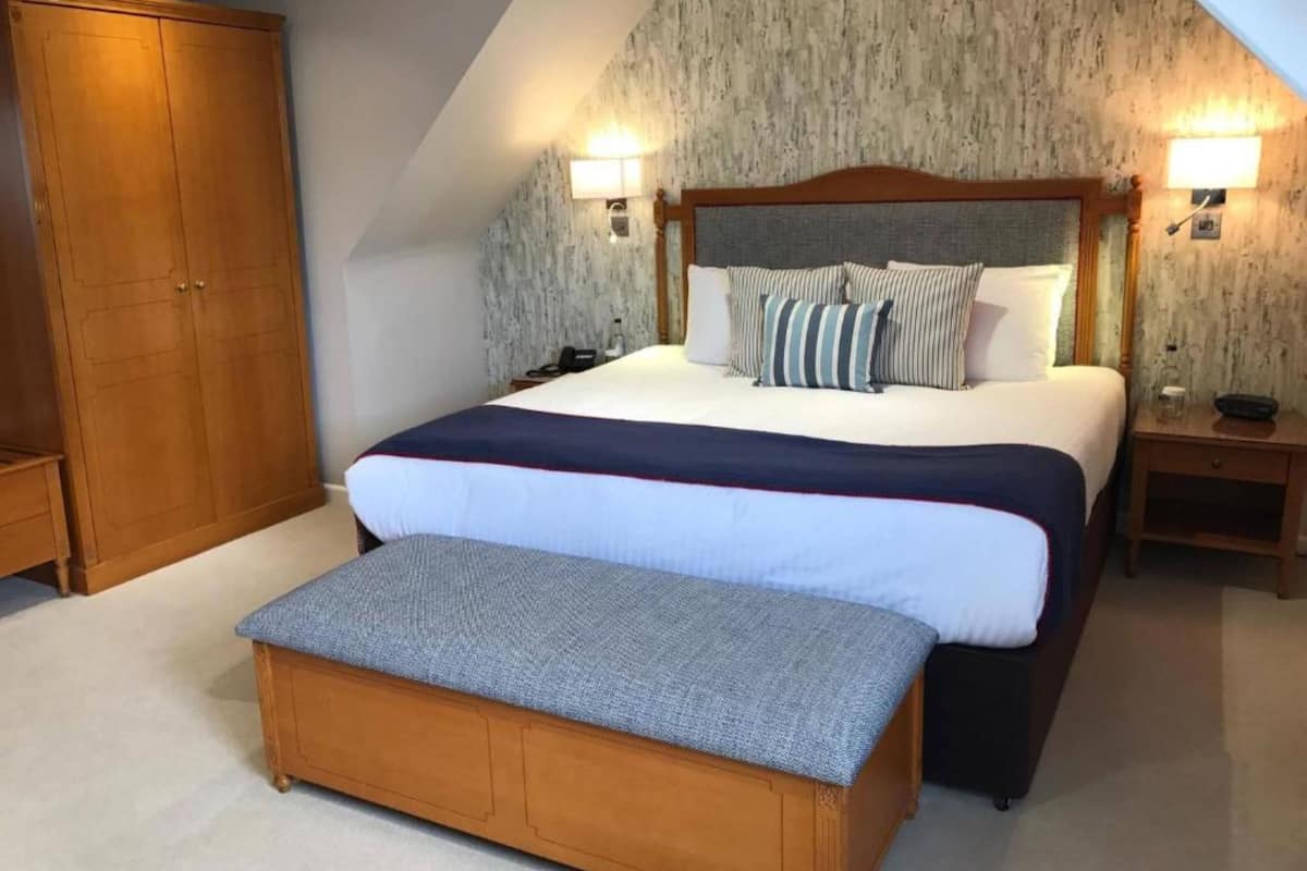 comfort room, 1 king bed, non smoking | egyptian cotton sheets, premium bedding, pillow-top beds, in-room safe