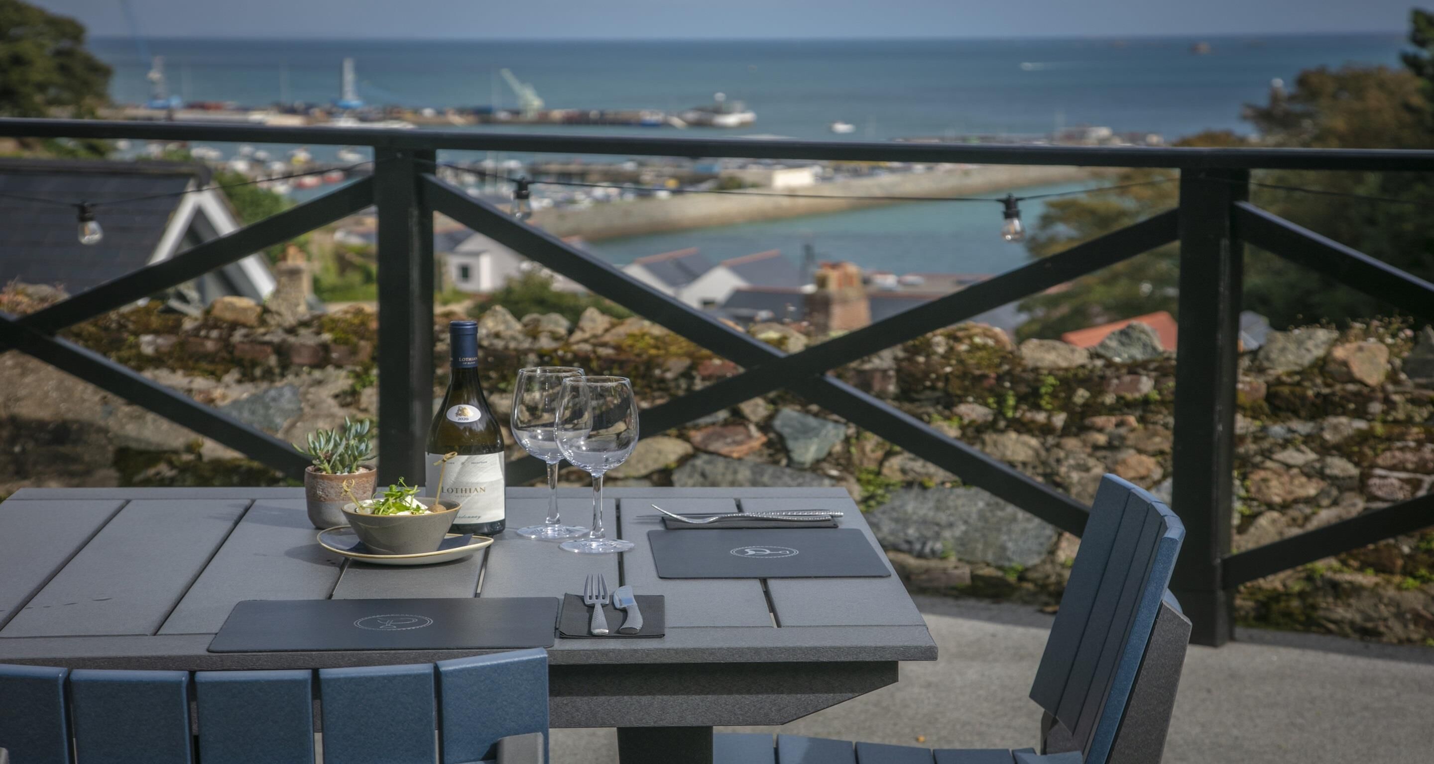 2 restaurants, breakfast served