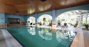 Piscina interna, funciona das 7h às 21h, espreguiçadeiras