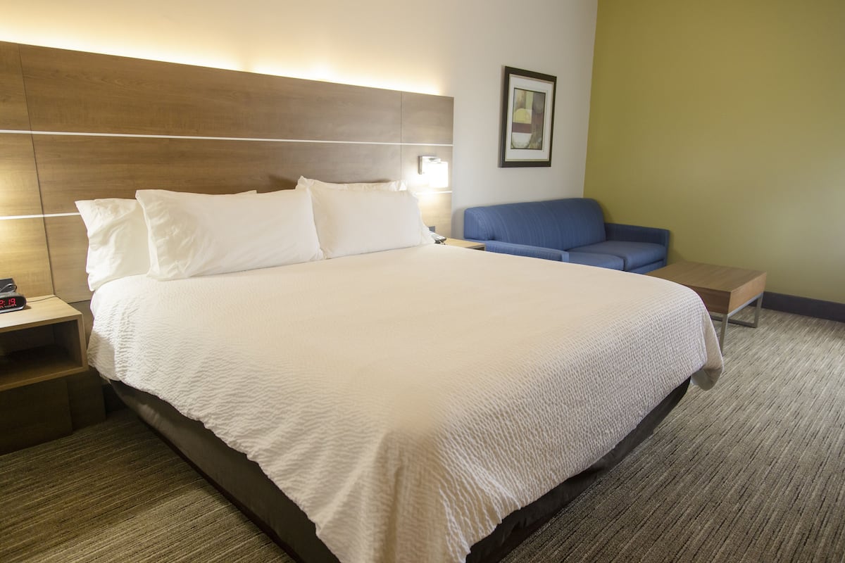 Habitación estándar, 1 cama King size y sofá cama | Escritorio, espacio para trabajar con laptop y cortinas blackout