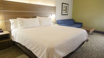 Camera Standard, 1 letto king con divano letto | Una scrivania, postazione laptop, tende oscuranti, ferro/asse da stiro