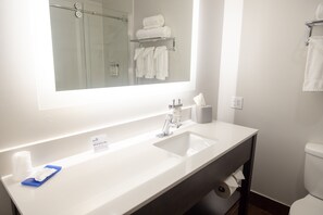 Habitación estándar, 1 cama King size y sofá cama | Baño | Tina con regadera, amenidades de baño gratuitas, secadora de cabello 