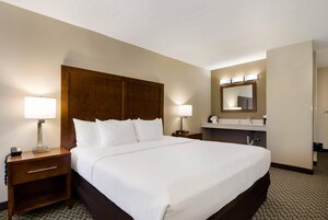 客房, 1 张特大床, 无障碍, 无烟房 | 客房内保险箱、办公桌、笔记本电脑工作区、遮光窗帘