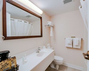 Amenidades de baño gratuitas, secadora de cabello, toallas
