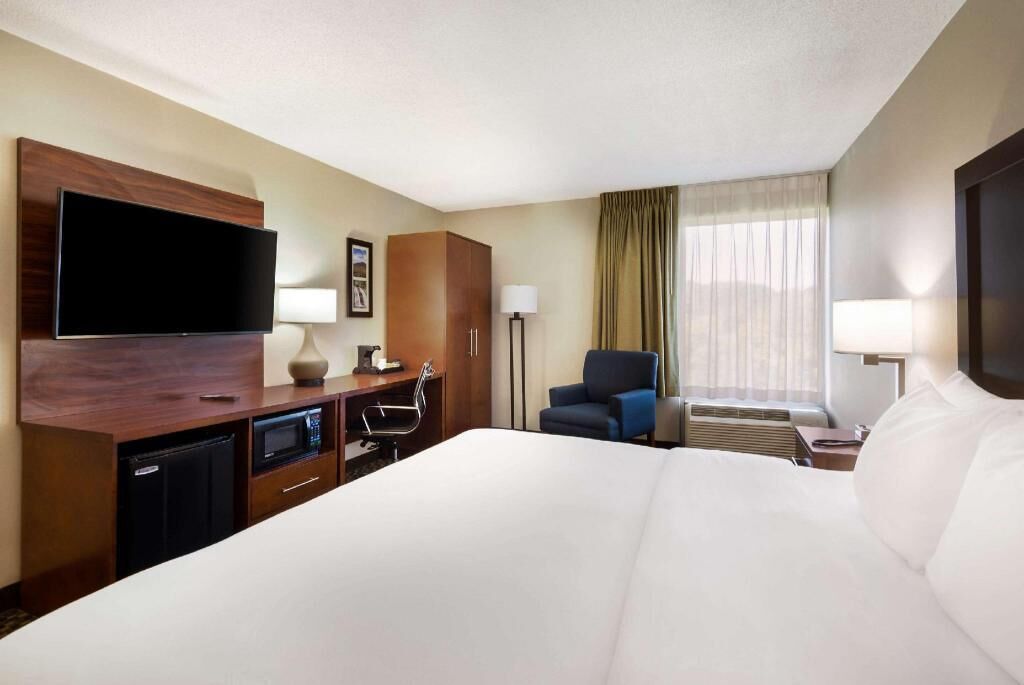 In-room safe, desk, laptop workspace, blackout drapes