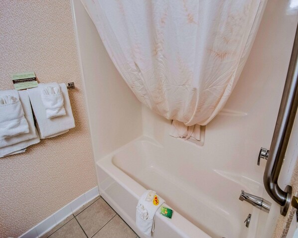 Amenidades de baño gratuitas, secadora de cabello, toallas