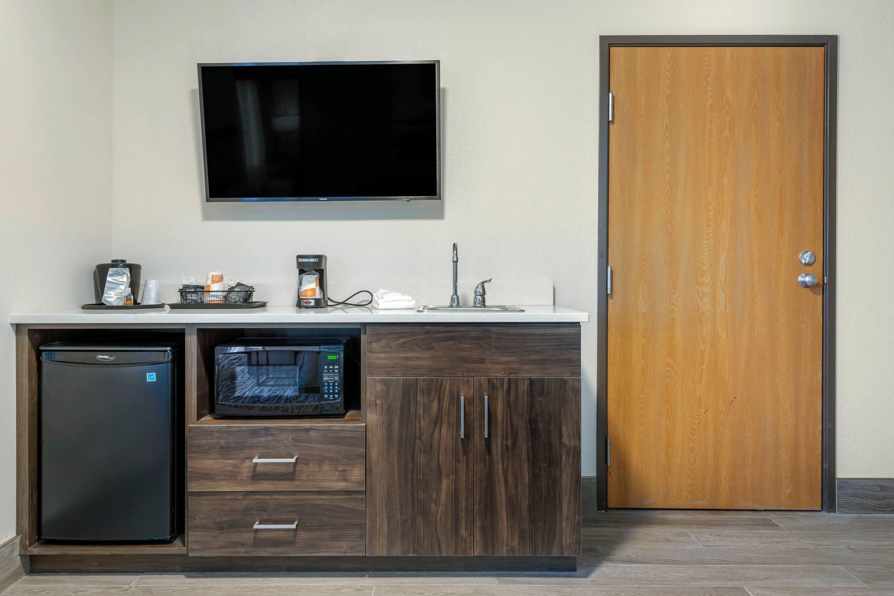 in-room safe, desk, laptop workspace, blackout curtains