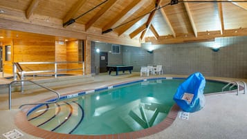 Indoor pool, sun loungers