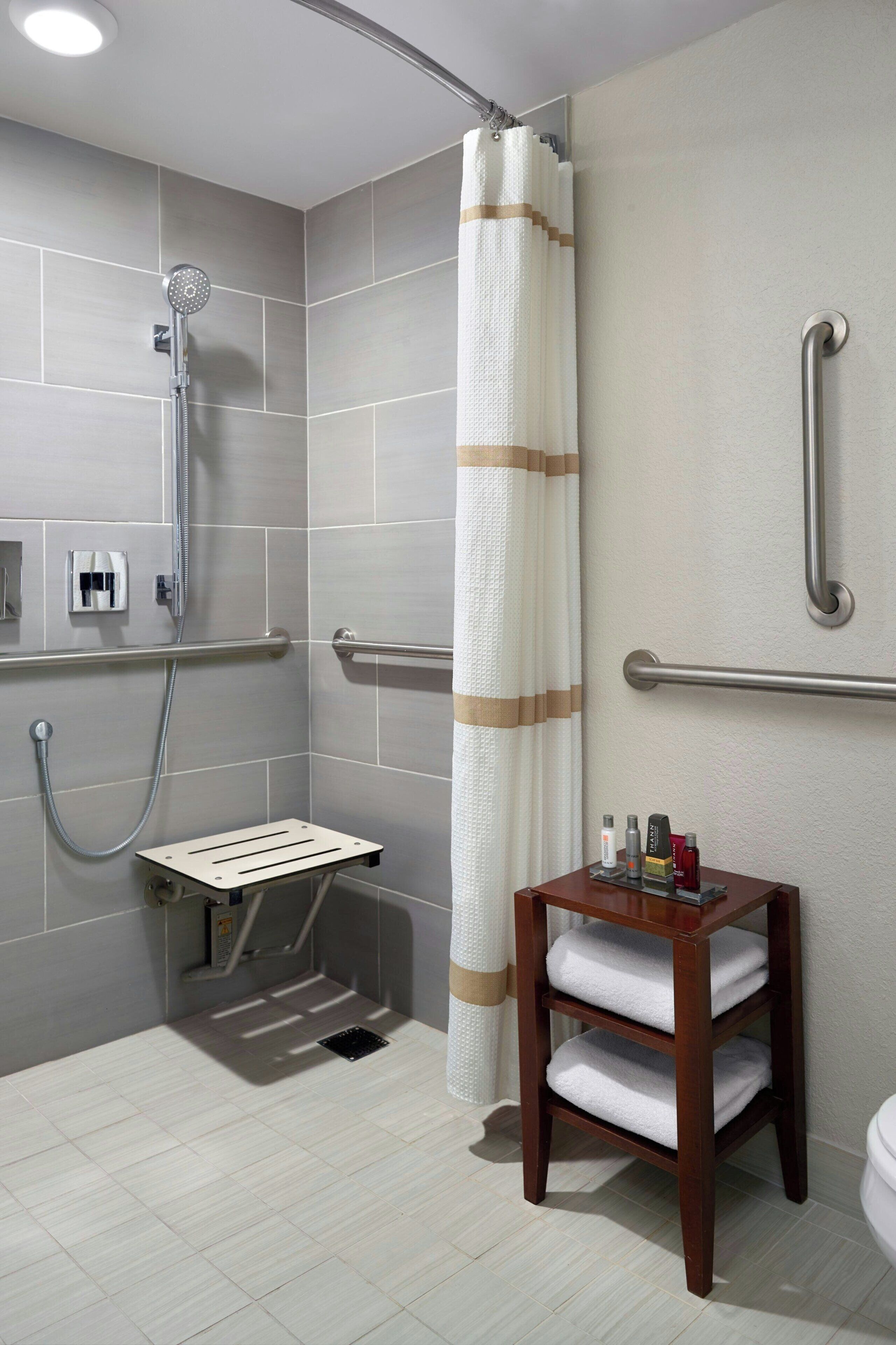 standard room, 1 king bed, non smoking | bathroom | combined shower/bathtub, free toiletries, hair dryer, towels