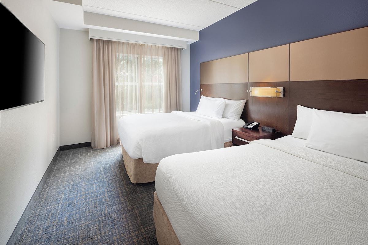 Premium bedding, in-room safe, desk, laptop workspace