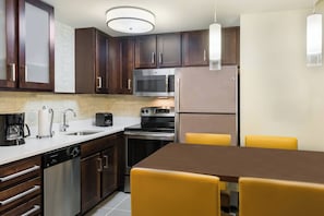 Premium bedding, in-room safe, desk, laptop workspace