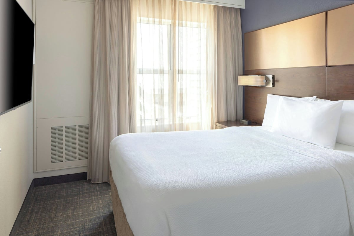 Premium bedding, in-room safe, desk, laptop workspace