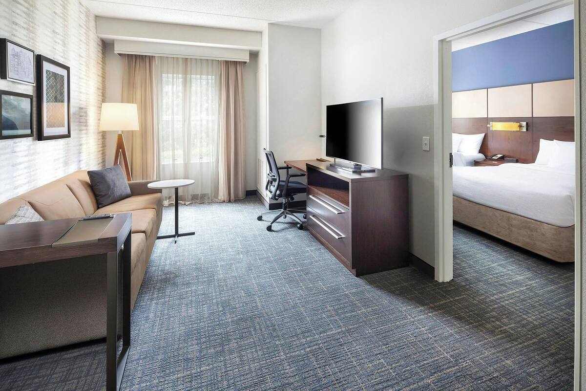 Premium bedding, in-room safe, desk, laptop workspace