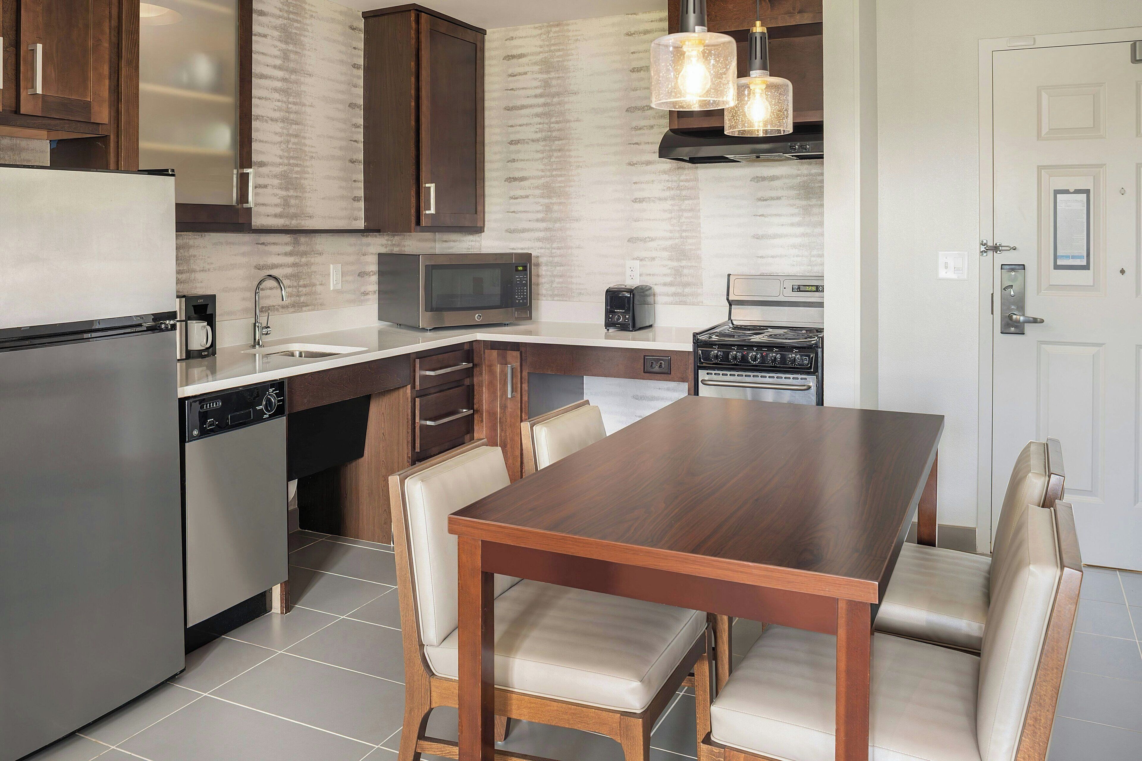 premium bedding, in-room safe, desk, laptop workspace