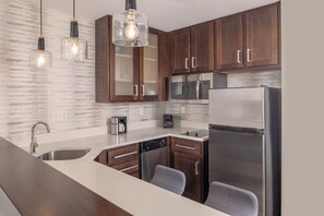 Fridge, microwave, stovetop, dishwasher