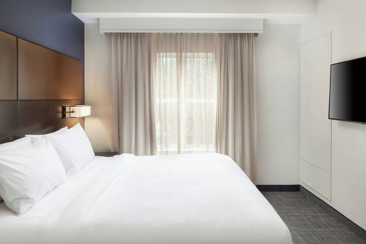 Premium bedding, in-room safe, desk, laptop workspace