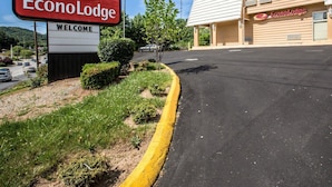 Ein Parkplatz mit einem Schild für EconoLodge.