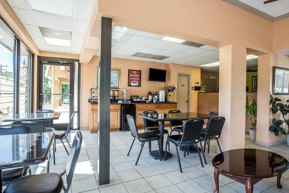 Econo Lodge Biltmore