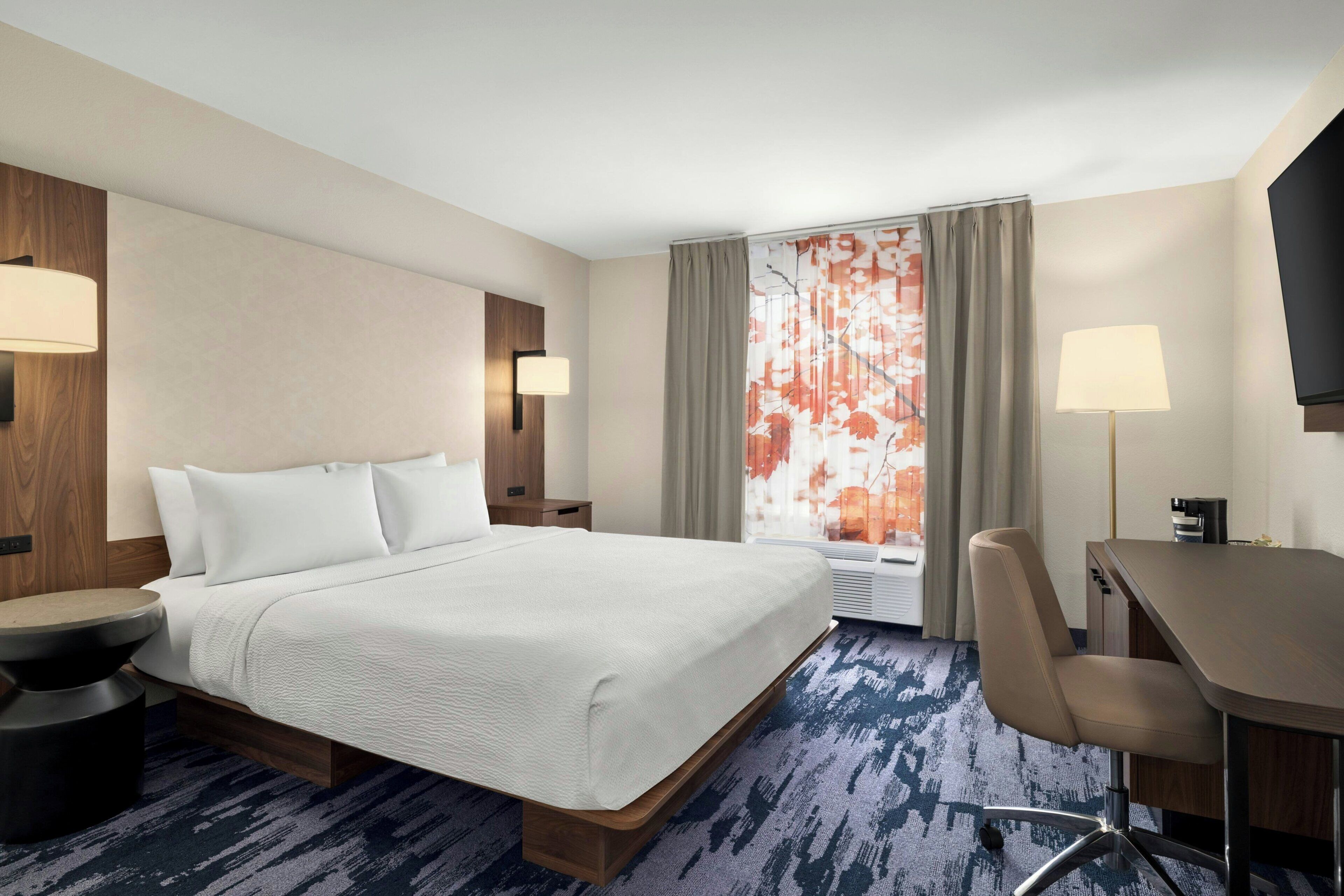 Rom, 1 kingsize-seng | Safe på rommet, skrivebord og skrivebord for bærbar PC