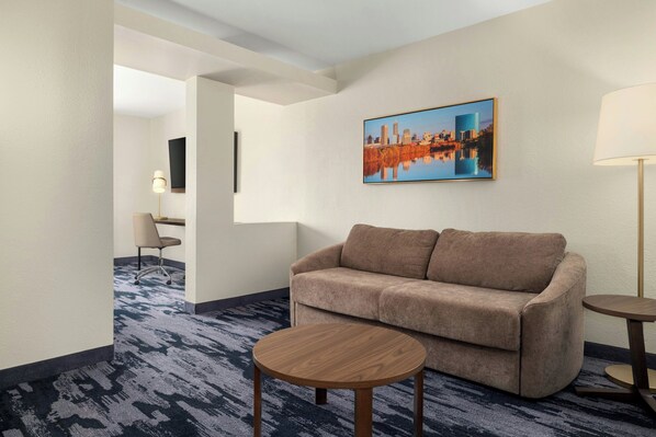 Suite, 1 cama de matrimonio grande con sofá cama | Zona de estar | Una televisión, películas de pago
