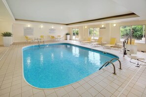 Una piscina cubierta