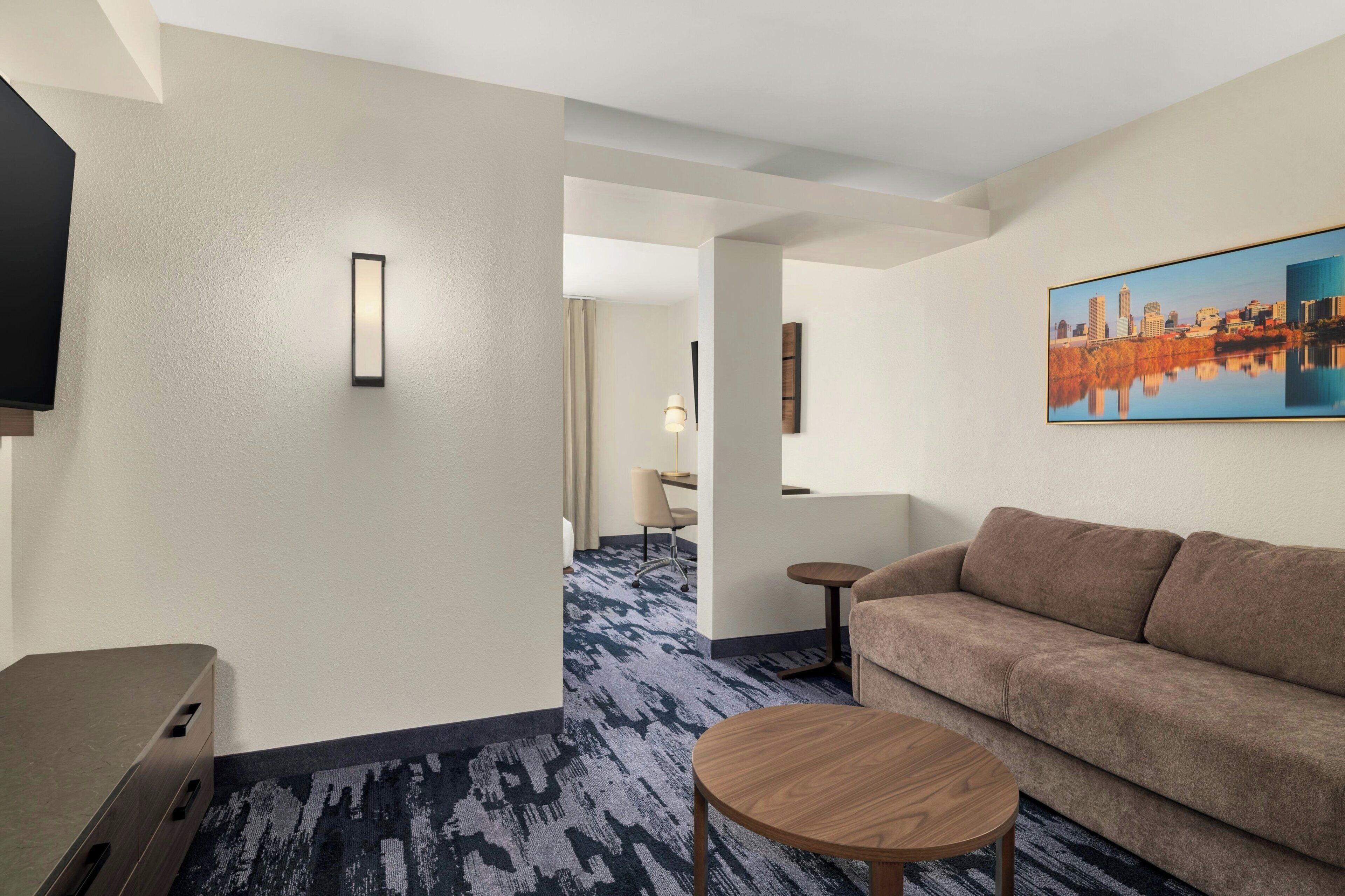 Suite, 1 kingsize-seng med sovesofa | Oppholdsområde | TV og filmkjøp