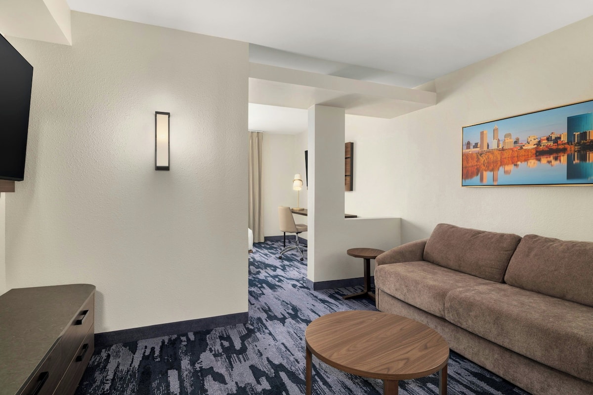 Phòng Suite, 1 giường cỡ king và sofa giường | Khu phòng khách | TV, các kênh phim phải trả tiền