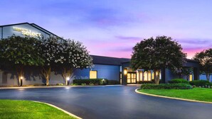 A hotel with a modern design, featuring a well-lit entrance and landscaped surroundings. - Sonesta Select Philadelphia Airport (Philadelphia)
