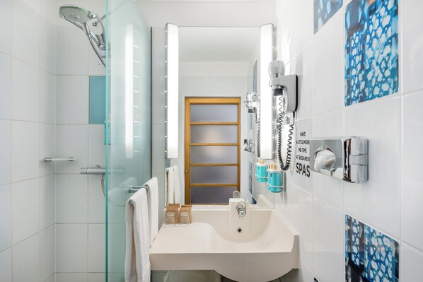 Executive Room, 1 Double Bed | Bathroom | Eco-friendly toiletries, hair dryer, towels, soap - Novotel Budapest City (Budapest)