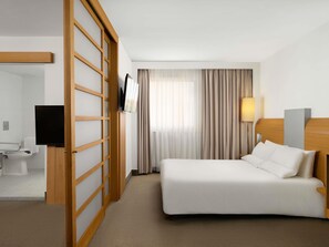 1 bedroom, down duvets, memory-foam beds, in-room safe - Novotel Budapest City (Budapest)