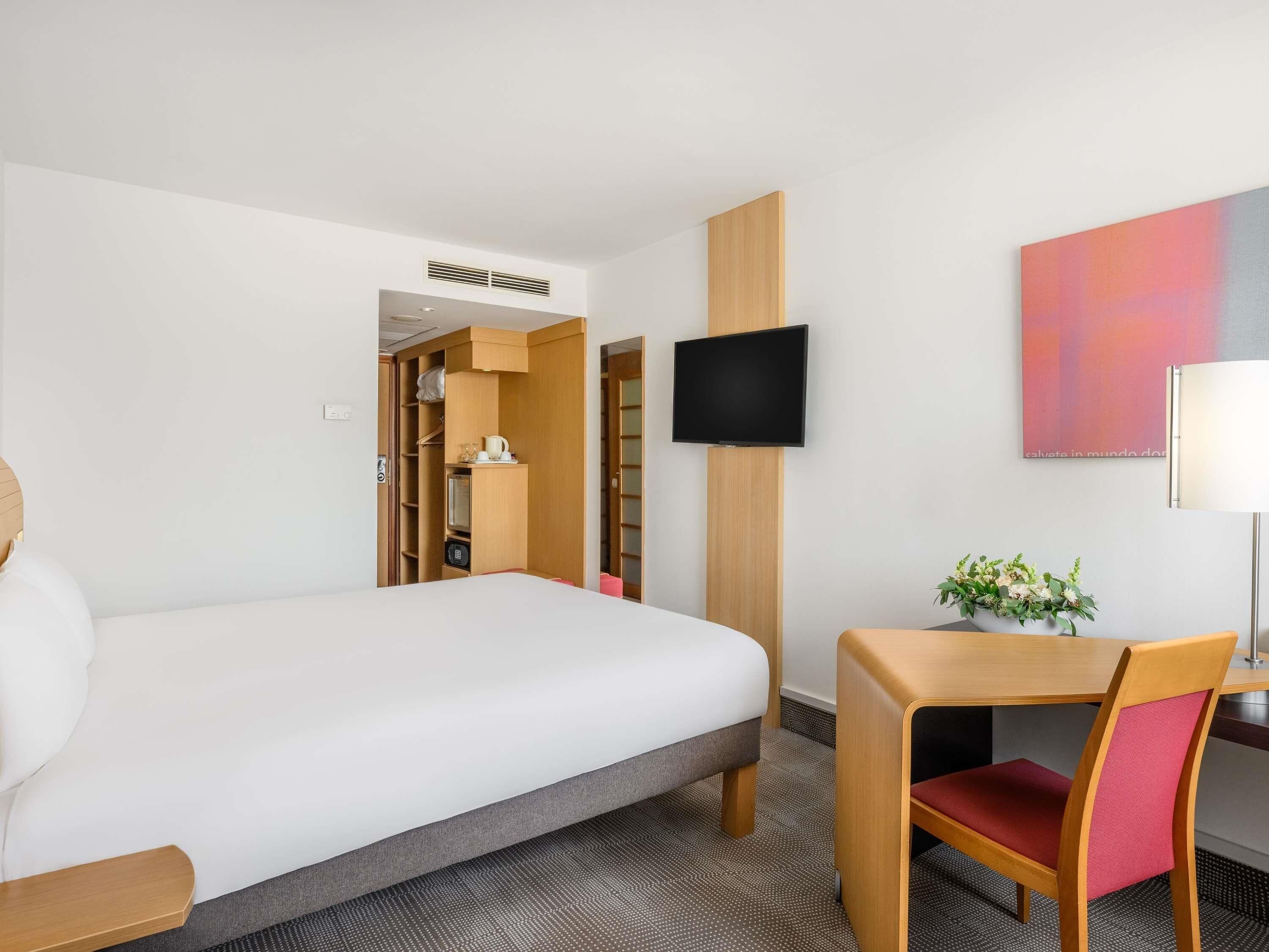 Standard Room, 1 Double Bed | 1 bedroom, down duvets, memory-foam beds, in-room safe