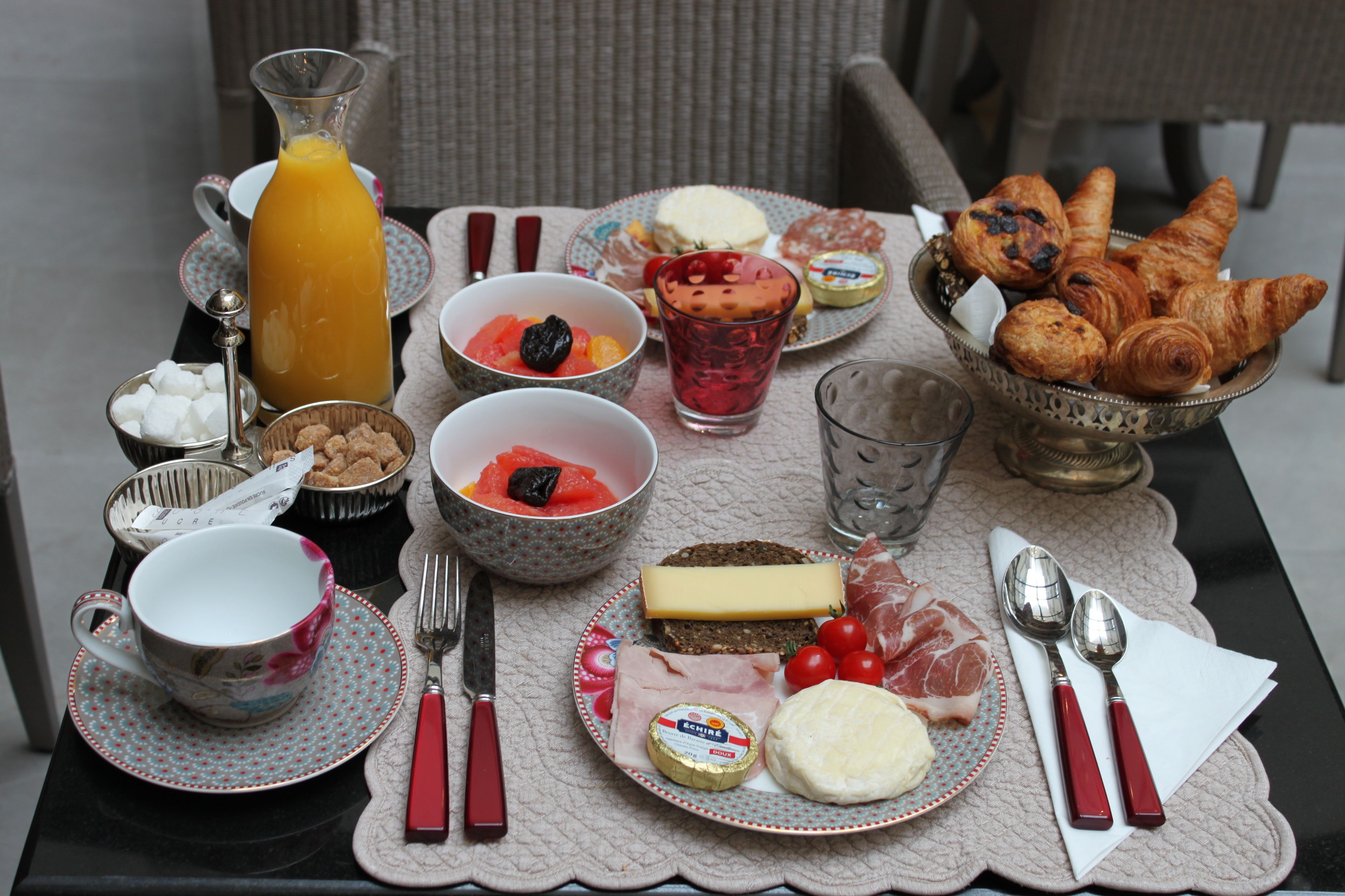 daily buffet breakfast (eur 20 per person)