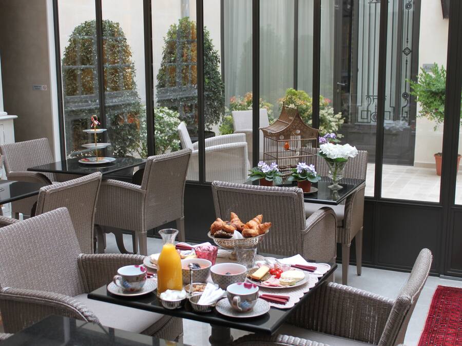 Tägliches Frühstücksbuffet (20 EUR pro Person)