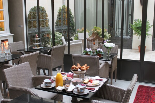 Desayuno buffet diario (EUR 20 por persona)