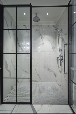 Waterloo Suite | Bathroom | Combined shower/bathtub, designer toiletries, hair dryer, bathrobes - The Royal Horseguards, London (London)