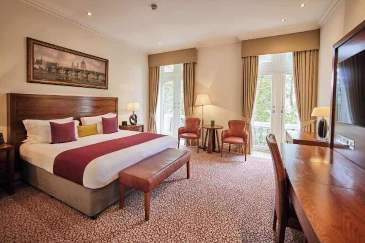 Egyptian cotton sheets, premium bedding, memory-foam beds, free minibar