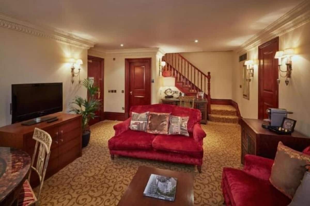 Living area | 49-inch Smart TV with satellite channels