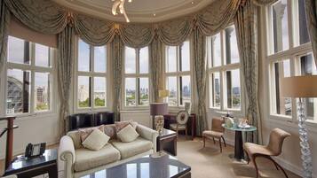 Tower Suite | Coin séjour | TV connectée de 49 pouces avec chaßnes par satellite