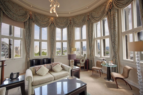 Tower Suite | Oppholdsområde | En 49-tommers smart-TV med Parabol-TV