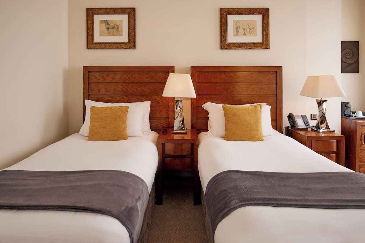 1 bedroom, Egyptian cotton sheets, premium bedding, memory-foam beds