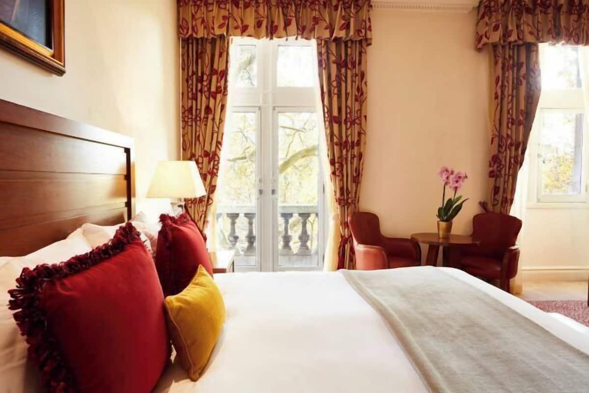1 bedroom, Egyptian cotton sheets, premium bedding, memory foam beds