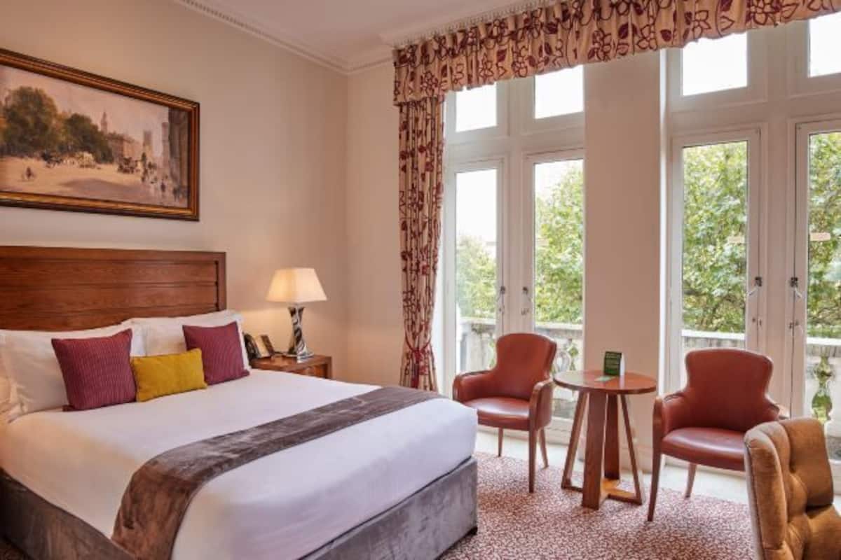 Egyptian cotton sheets, premium bedding, memory-foam beds, free minibar