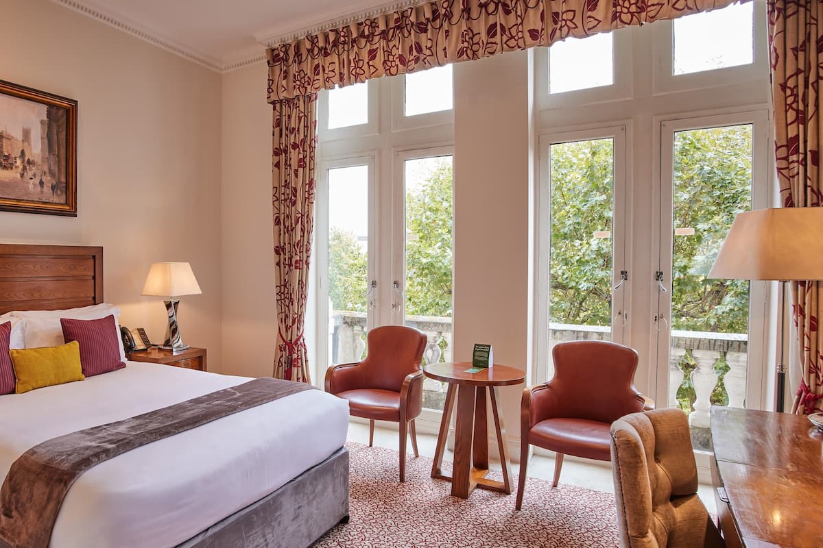 1 bedroom, Egyptian cotton sheets, premium bedding, memory-foam beds