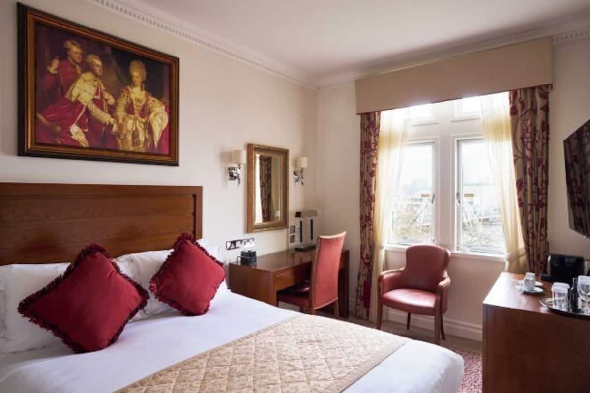 Egyptian cotton sheets, premium bedding, memory-foam beds, free minibar