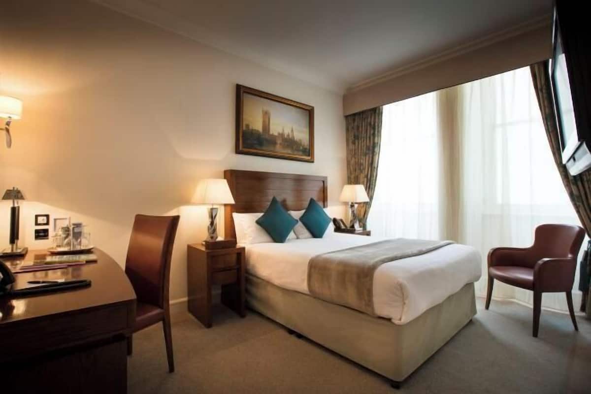 1 bedroom, Egyptian cotton sheets, premium bedding, memory foam beds