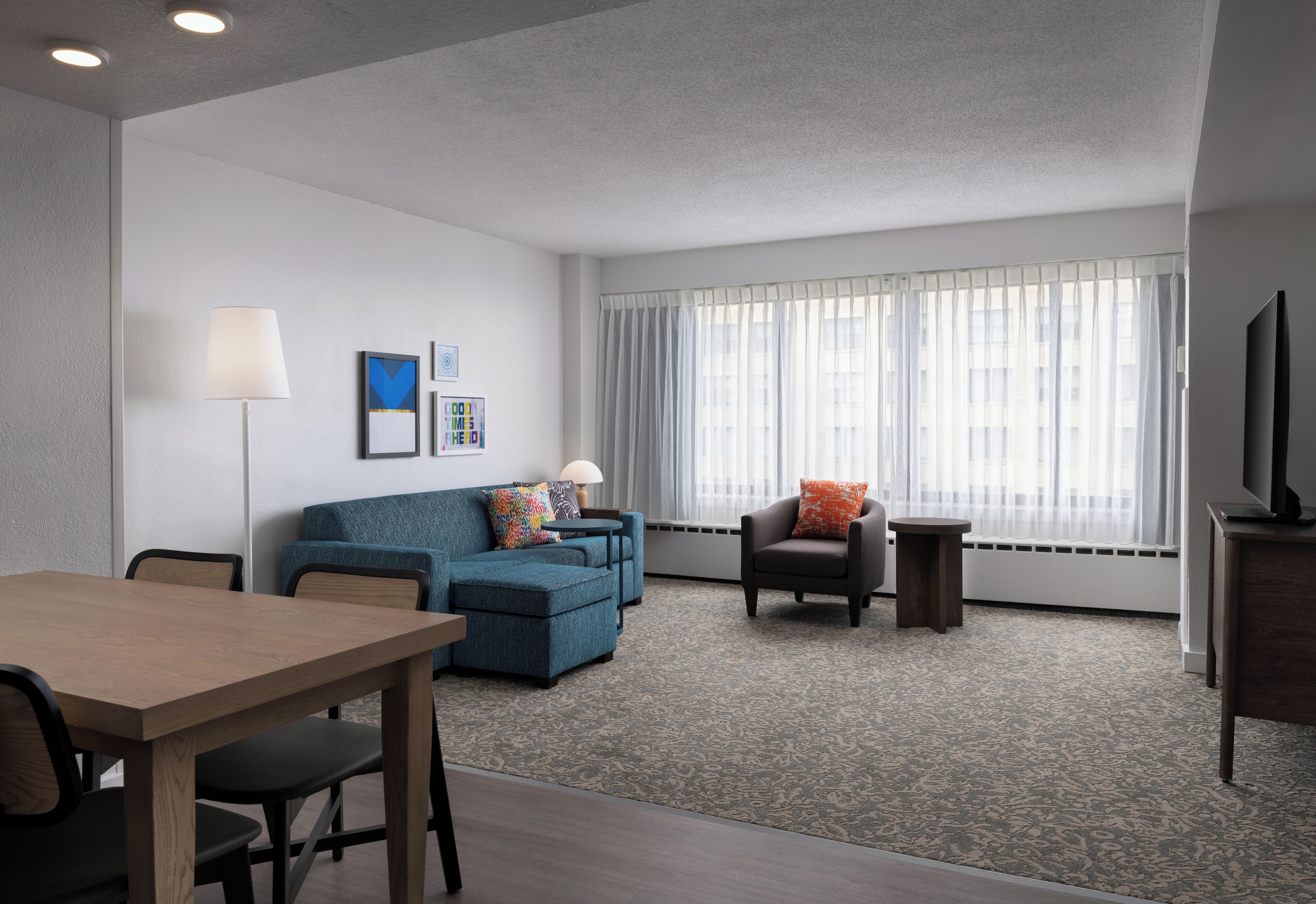 Ropa de cama hipoalergénica, colchones con pillow-top y escritorio 