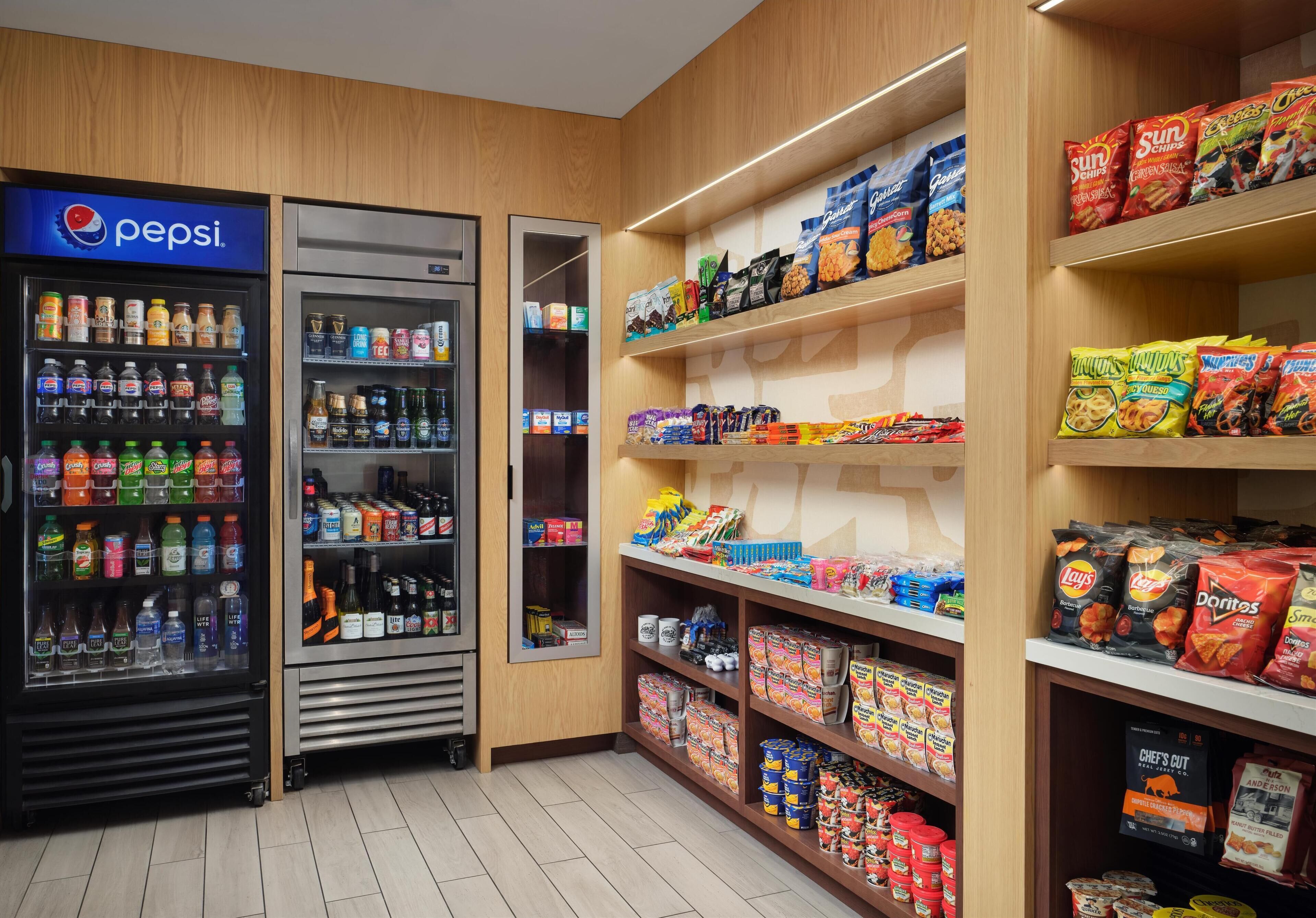 Una sección de aperitivos y bebidas, con Pepsi y diferentes opciones de snacks.