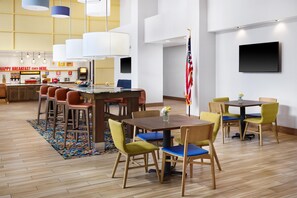 Free daily self-serve breakfast - Hampton Inn & Suites Syracuse North Airport Area (Liverpool)