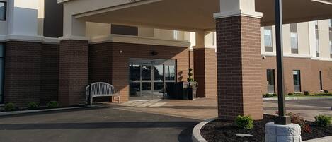 A Hampton Inn & Suites building with a clear sky.